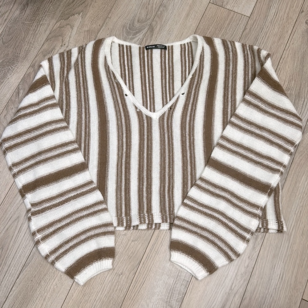 Crop long sleeve polyester sweater. Size M
